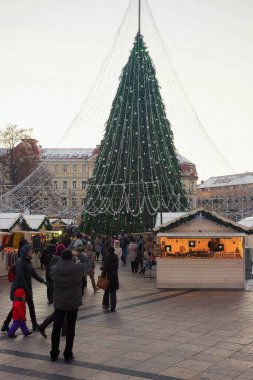İnsanlar katedral Squar üzerinde Vilnius Noel pazarında eğleniyor