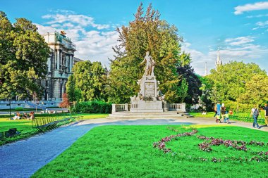 Burggarten Park Viyana'da Mozart heykeli