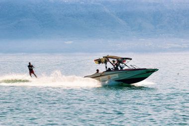 Motorbot ve adam wakeboarding Lozan Cenevre Gölü üzerinde