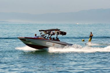 Adam wakeboarding Lozan Cenevre Gölü üzerinde ile Motorlu tekne