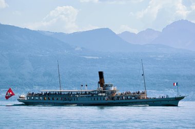 Lozan Cenevre Gölü gezisinde feribot