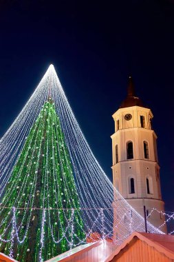 Noel ağacı ve çan kulesinde akşam Vilnius