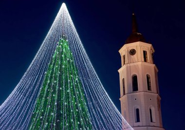 Noel ağacı ve çan kulesi Vilnius akşam