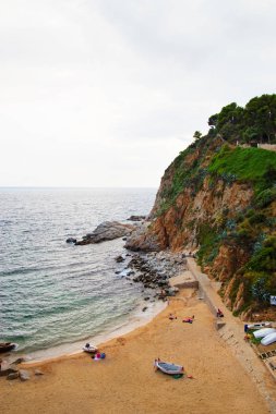 Bay Tossa de Mar Costa Brava üzerinde kumsalda