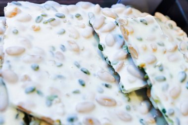 Beyaz İsviçre çikolata badem ve fıstık ile bar