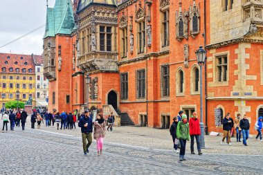 Turistler, eski Belediye Binası Pazar Meydanı Wroclaw