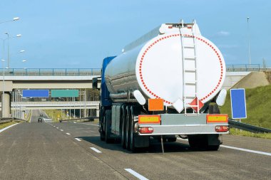 Depolama kamyonun Polonya karayolu üzerinde