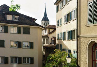 St Peter Kilisesi Zürih'te cadde görünümü