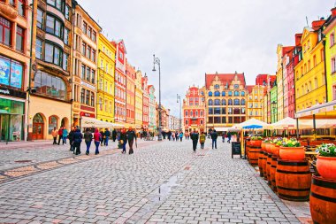 Pazar Meydanı eski şehir merkezi Wroclaw insanlara