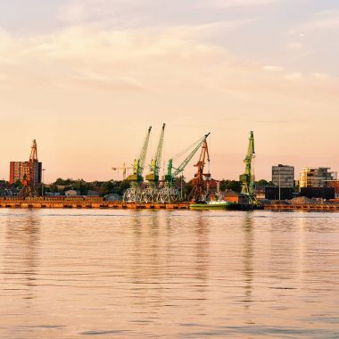 Yükleme vinçleri ve Klaipeda Baltık Denizi'nde petrol tankları