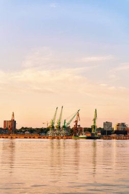 Yükleme vinçleri ve gemi Baltık Denizi Klaipeda içinde