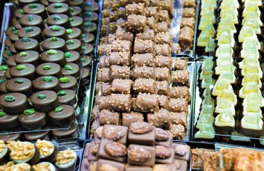 Antep fıstığı ve limon ile İsviçre çikolata tatlı çeşitleri