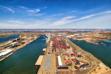 Küresel kapsayıcısındaki Bayonne'da terminal havadan görünümü