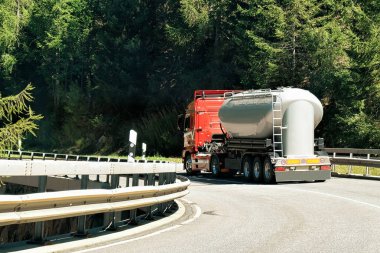 Visp İsviçre, yolda kamyon