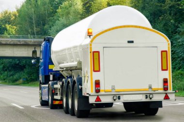 Tanker depolama gemi canton Zürih İsviçre'de yol