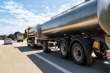 İsviçre Karayolunda tanker depolama gemide