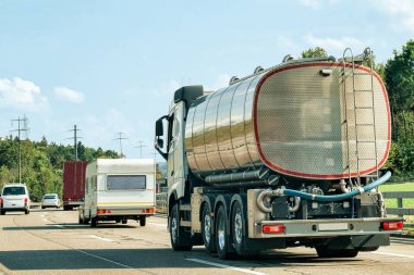Tanker depolama gemi Kanton İsviçre Cenevre de yol