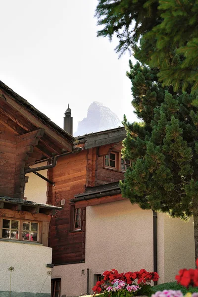 采尔马特的传统瑞士小木屋 — 图库照片