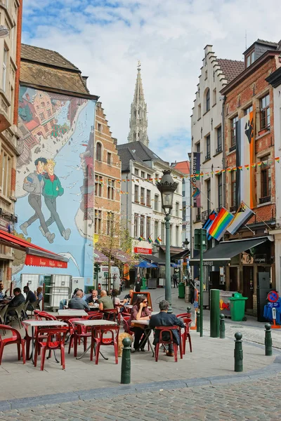 Tintin Pittura murale con caffè di strada e turisti a Bruxelles — Foto Stock