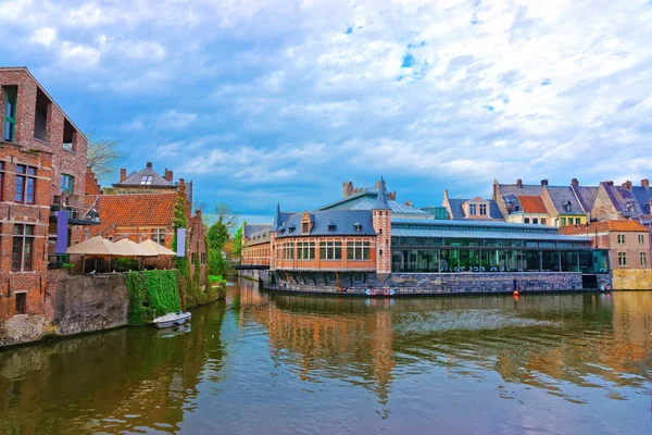 Turist Bilgi Merkezi Lys Nehri kanalında Ghent içinde