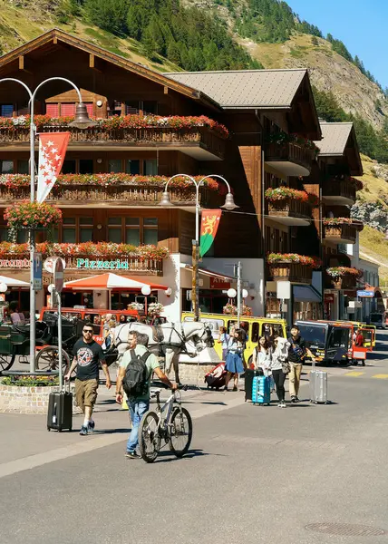 Turister på city center i Zermatt på sommaren — Stockfoto