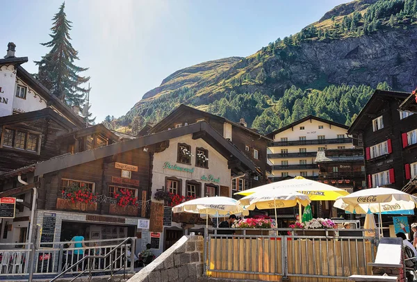 Gata med traditionella schweiziska trästugor i bergen i Zermatt — Stockfoto