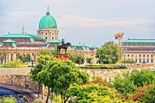 Statua della Guerra d'Indipendenza e Castello di Buda a Budapest — Foto Stock