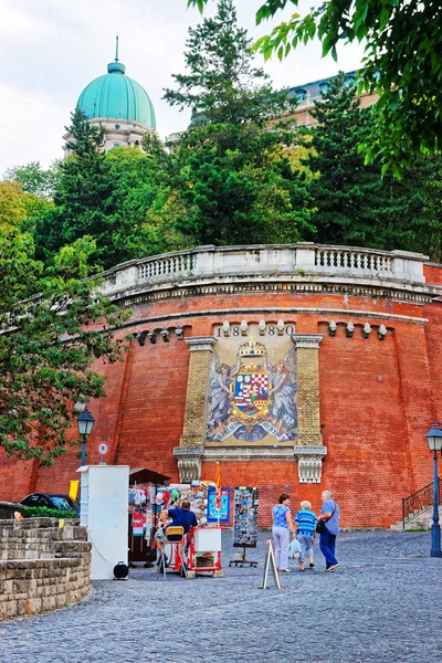 Персоналии: Замковая стена с гербом Будапешта — стоковое фото