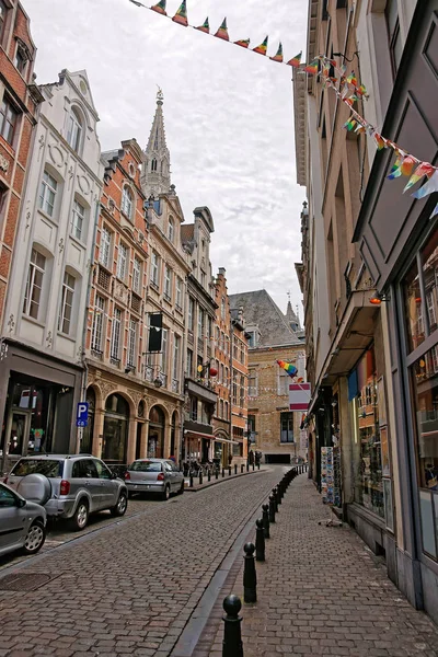 브뤼셀에서 시청사 첨탑 좁은 거리 — 스톡 사진