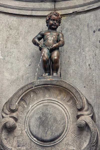 Manneken pis fountain statue in Brussels — Stock Photo, Image