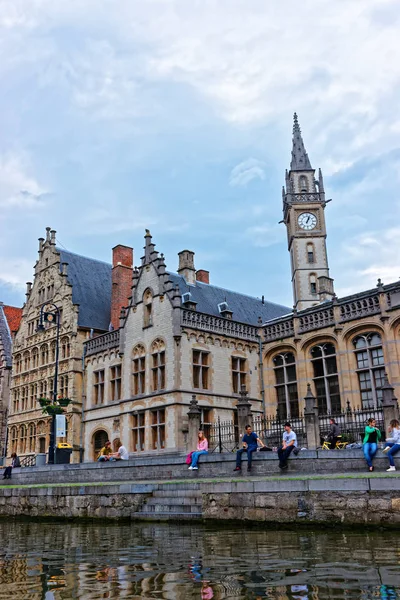 Guildhalls e Torre dell'Orologio nelle Fiandre Orientali — Foto Stock