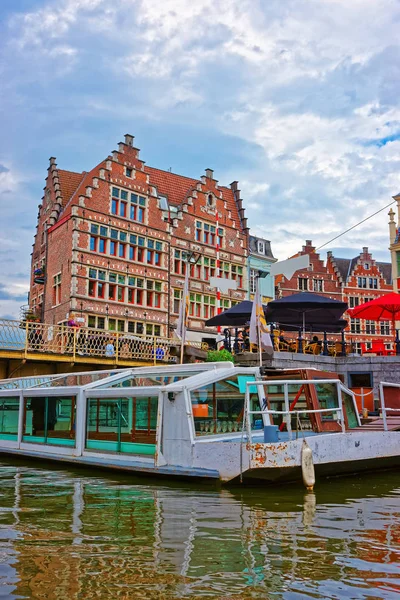 Veerboot en cafes met mensen op de Graslei in Gent — Stockfoto