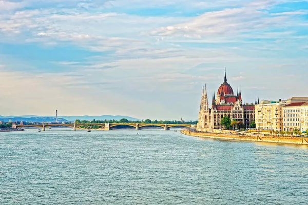 Edificio del Danubio y del Parlamento húngaro en Budapest — Foto de Stock