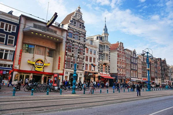 Damrak 主要街上挤满游客在阿姆斯特丹 — 图库照片