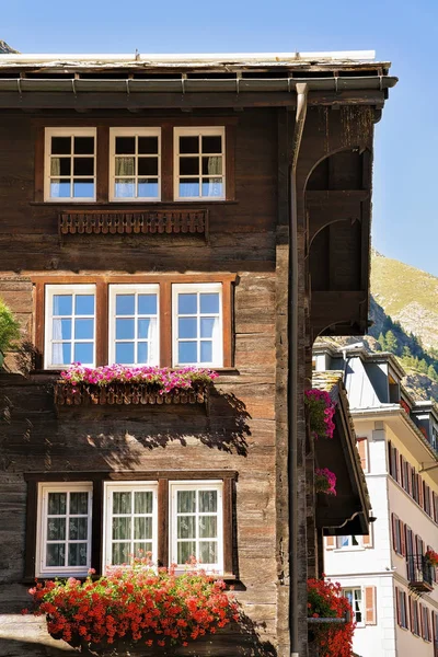 Σαλέ με τα λουλούδια στα μπαλκόνια στην πόλη θέρετρο του Zermatt σε αυτό — Φωτογραφία Αρχείου