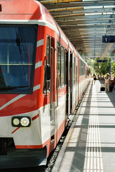 Kalabalık ve yolcu demiryolu de tren istasyonu Zermatt İsviçre