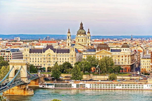 Kettenbrücke über Donau und St.-Stephanus-Basilika — Stockfoto