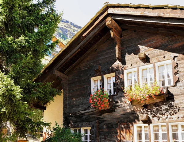 木屋与瑞士采尔马特度假小镇在阳台上的花 — 图库照片