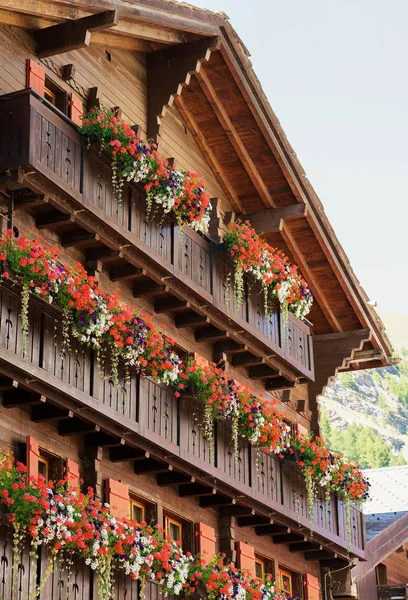 Chalet med blommor på balkonger på Zermatt village Schweiz — Stockfoto