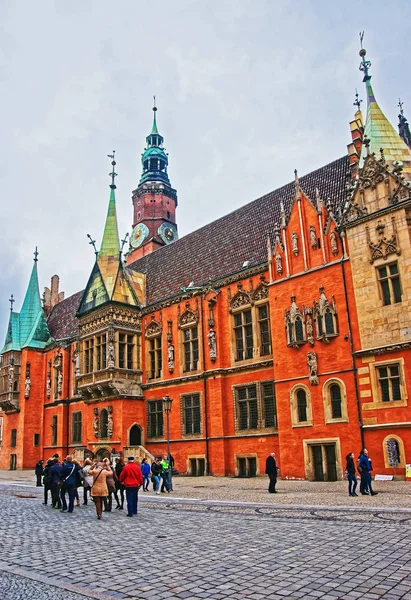 Touristes à la vieille mairie de la place du marché de Wroclaw — Photo