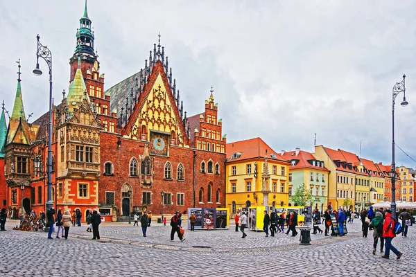 Turistas en el Ayuntamiento Viejo en la Plaza del Mercado en Wroclaw — Foto de Stock