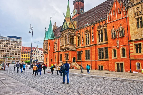 Tourists at Old Town Hall of Market Square of Wroclaw — Stock Photo, Image