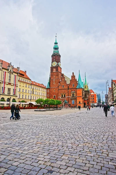 Touristes à la vieille mairie de la Place du Marché de Wroclaw — Photo