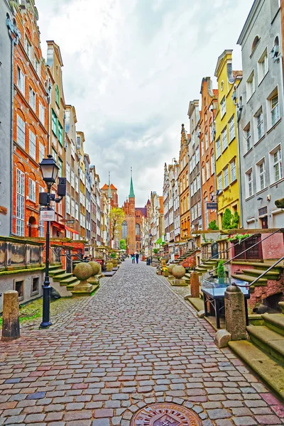 Rue et Spires de la basilique Sainte-Marie à Gdansk — Photo