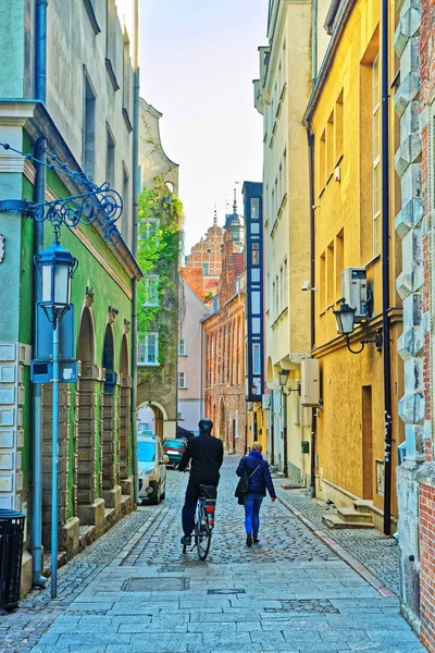 Rue et Fragment de la Basilique Sainte-Marie de Gdansk — Photo