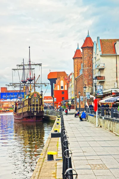 Het schip op de middeleeuwse poort kraan Venturi en Motlawa Rivier Gdansk — Stockfoto