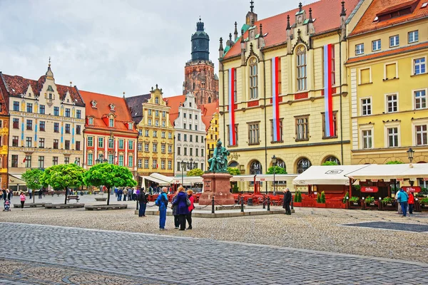 Emberek, új városháza, a Market Square, Wroclaw — Stock Fotó