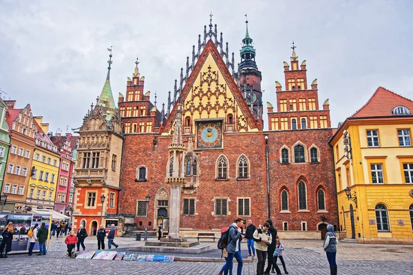 People at Old Town Hall on Salt Square Wroclaw — Stock Photo, Image