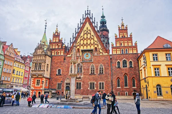 Personnes à la vieille mairie sur Salt Square Wroclaw — Photo