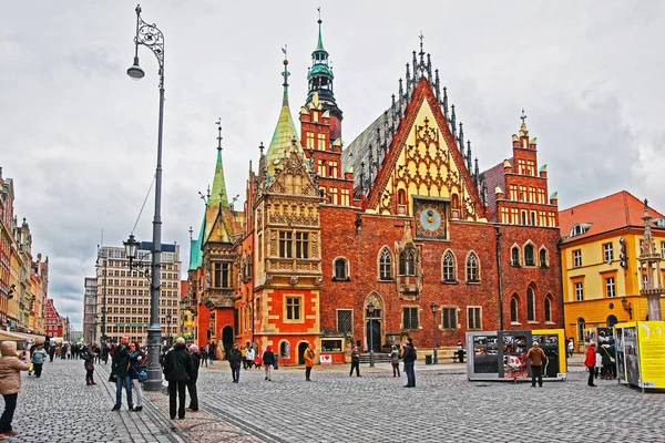 Az emberek a régi városháza a só Square, Wroclaw — Stock Fotó